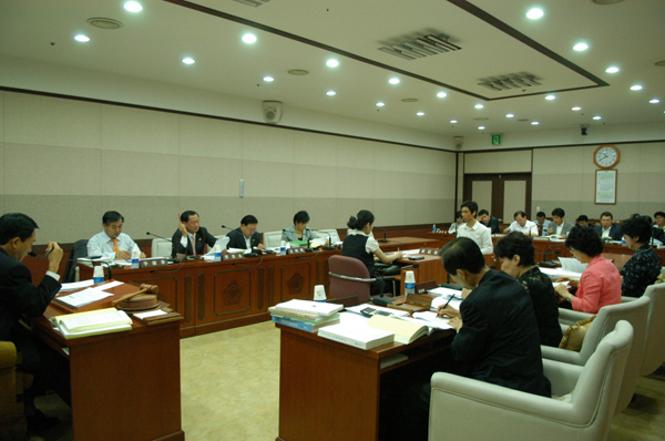 제172회 강남구의회 제1차정례회 예산결산위원회 회의 모습
