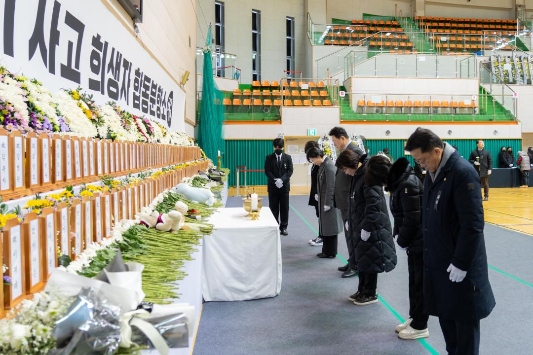 '제주항공 여객기 사고 희생자 합동분향소 방문' 게시글의 사진(13) 'R5_03377.jpg'
