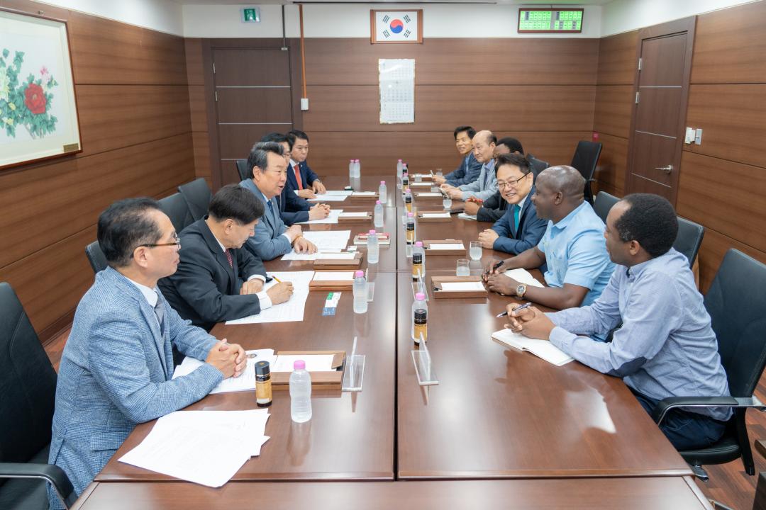 '부룬디 루몽게 주지사, 시장 강남구의회 방문' 게시글의 사진(3) '부룬디 방문단 내방 (3).jpg'