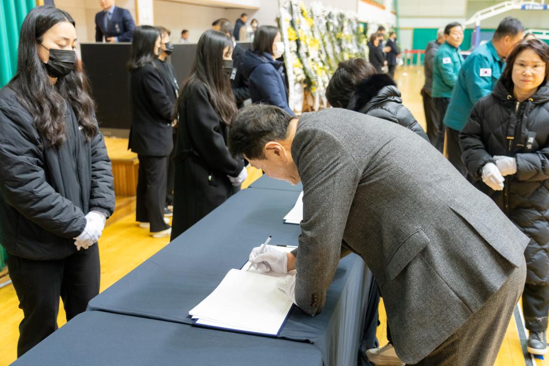 '제주항공 여객기 사고 희생자 합동분향소 방문' 게시글의 사진(2) 'R5_03318.jpg'