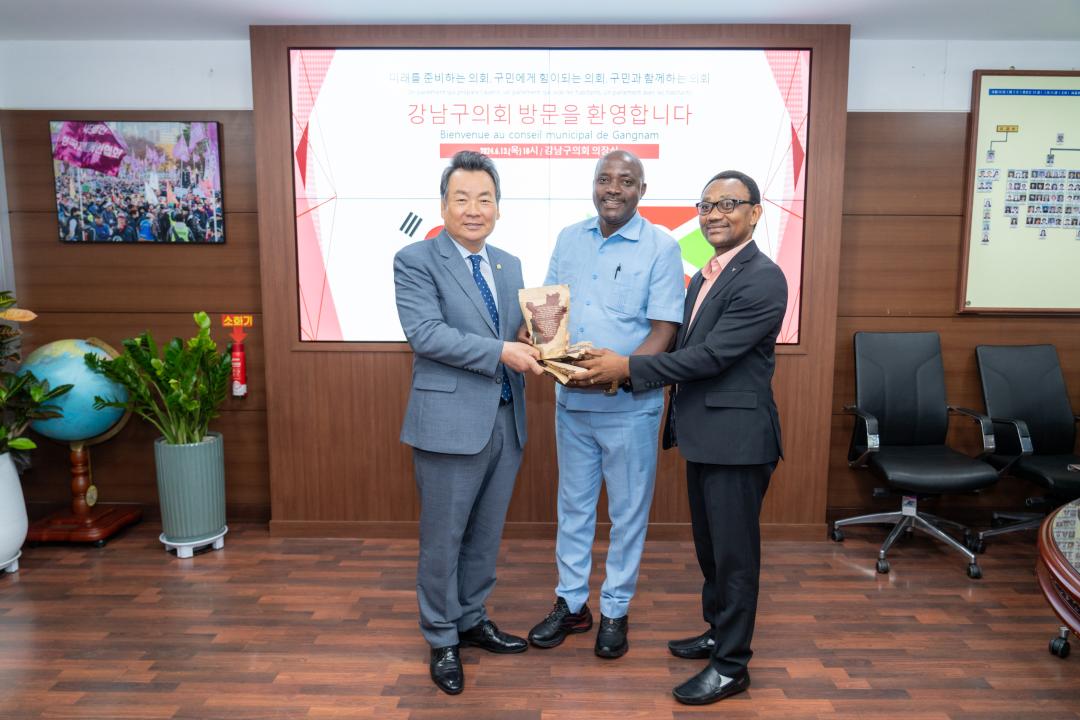 '부룬디 루몽게 주지사, 시장 강남구의회 방문' 게시글의 사진(18) '부룬디 방문단 내방 (20).jpg'