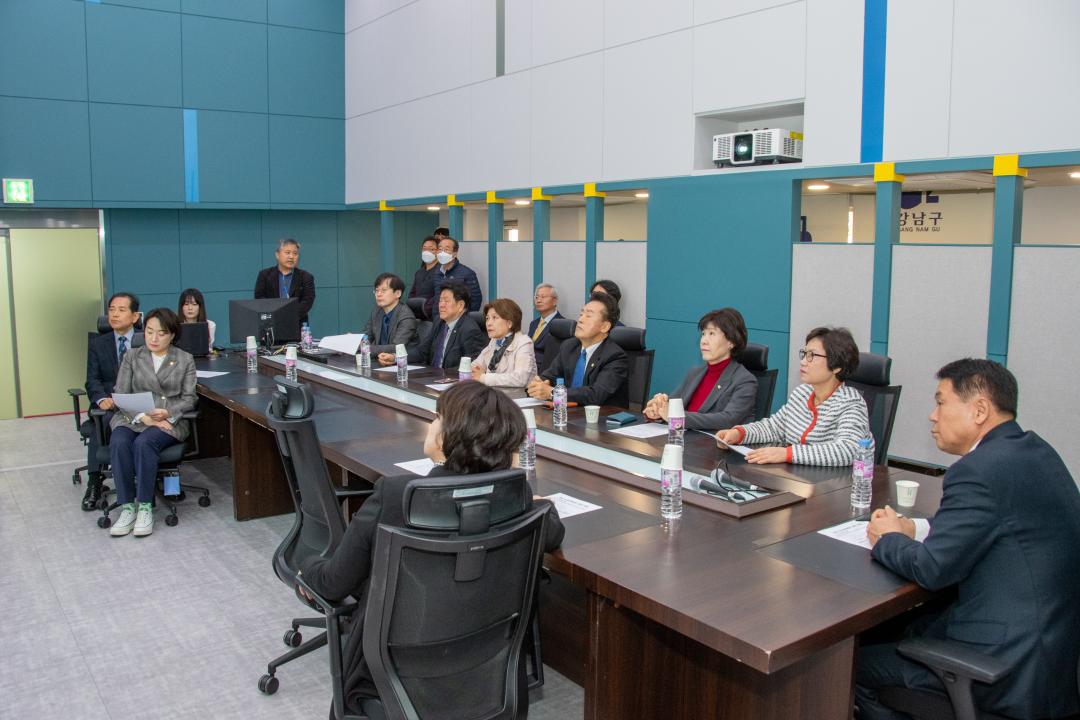 '제310회 임시회 복지도시위원회 현장방문' 게시글의 사진(1) '0321_1 복도 현장방문(CCTV통합관제센터) (2).jpg'