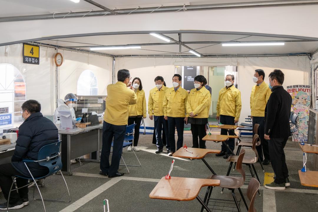 '선별검사소 현장근무자 격려 방문' 게시글의 사진(3) 'P1037195-2.jpg'