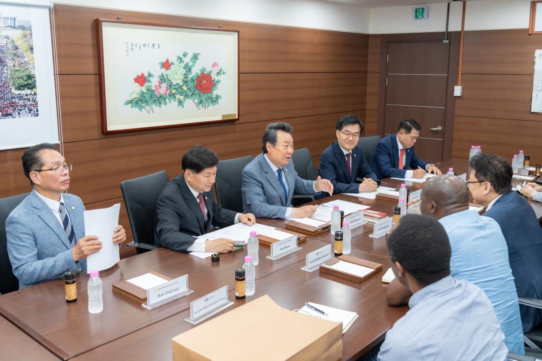 '부룬디 루몽게 주지사, 시장 강남구의회 방문' 게시글의 사진(9) '부룬디 방문단 내방 (9).jpg'