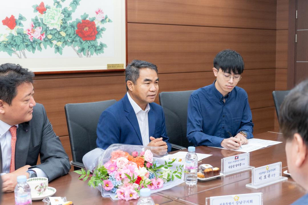 라오스 비엔티안 시사타낙구장 의회 내방 (3).jpg