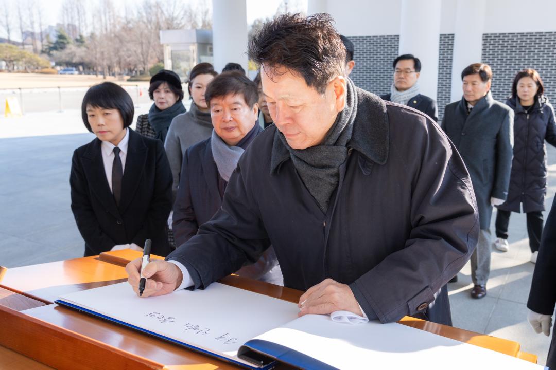 '2025 강남구의회 의원 국립현충원 참배' 게시글의 사진(10) '2025 강남구의회 의원 국립현충원 참배 (10).jpg'