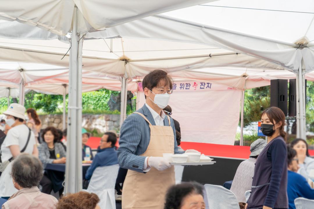 '어르신들을 위한 효잔치' 게시글의 사진(2) '0515 어르신들을 위한 효잔치 (18)-블러.jpg'