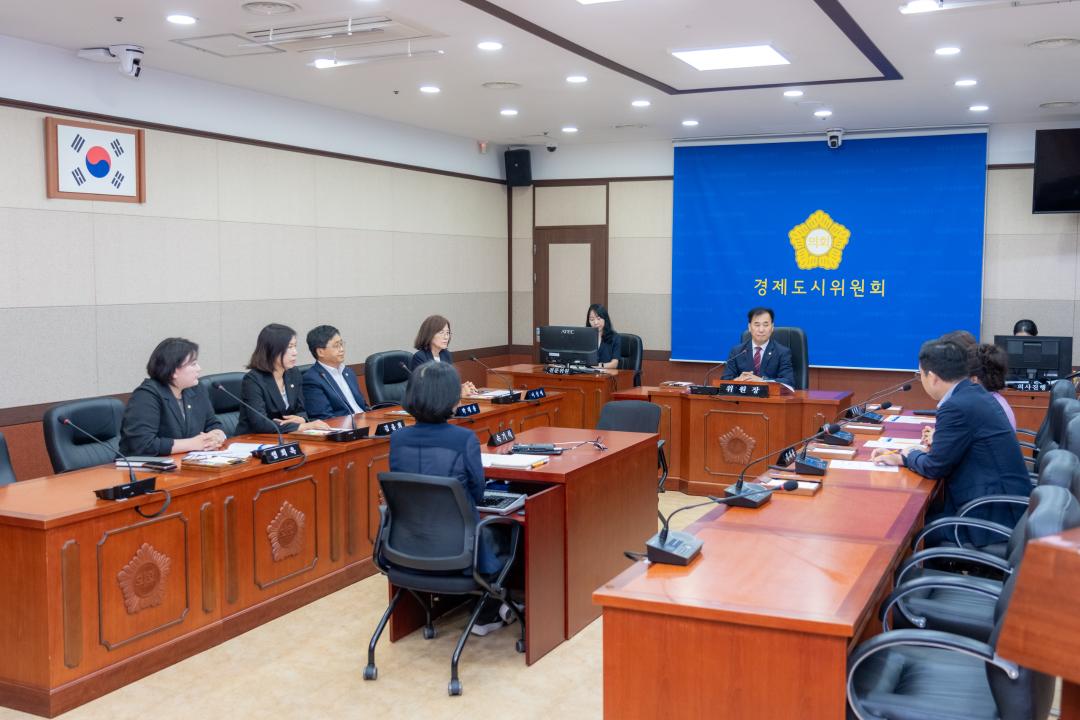 '제335회 임시회 경제도시위원회' 게시글의 사진(2) '제335회 임시회 제1차 경제도시위원회 (2).jpg'