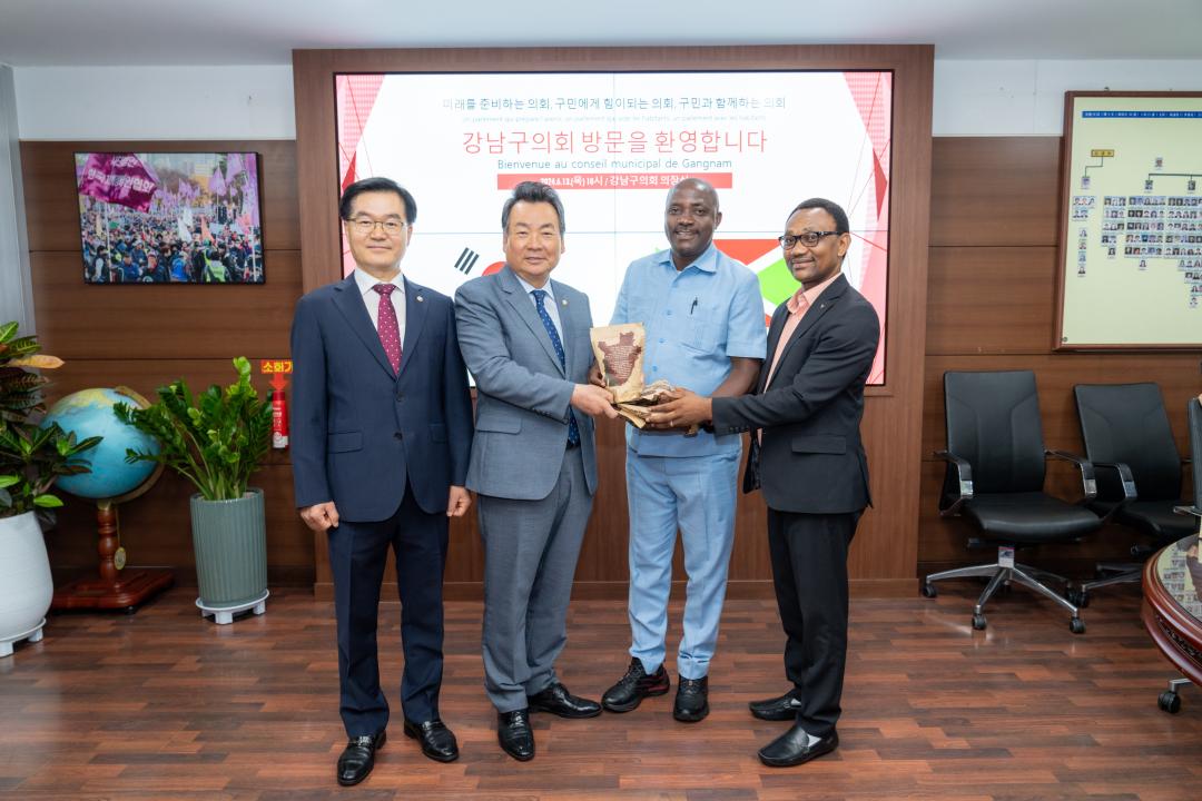 '부룬디 루몽게 주지사, 시장 강남구의회 방문' 게시글의 사진(19) '부룬디 방문단 내방 (21).jpg'