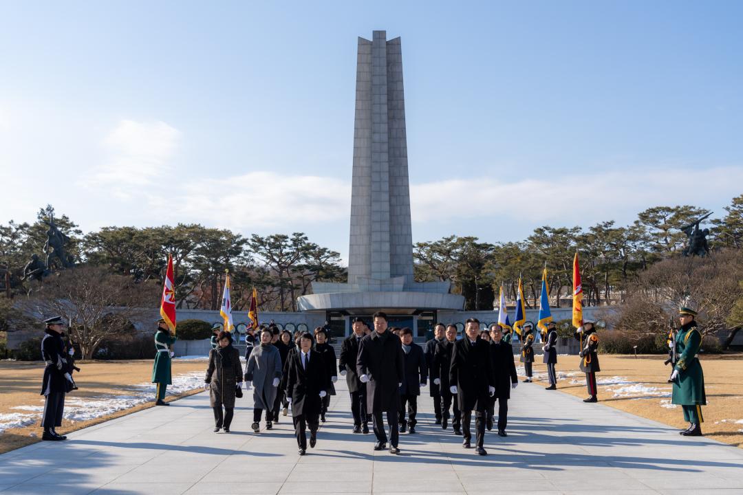 '2025 강남구의회 의원 국립현충원 참배' 게시글의 사진(9) '2025 강남구의회 의원 국립현충원 참배 (9).jpg'