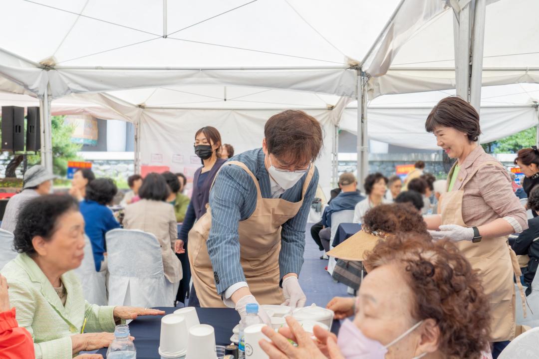 '어르신들을 위한 효잔치' 게시글의 사진(4) '0515 어르신들을 위한 효잔치 (19)-블러.jpg'
