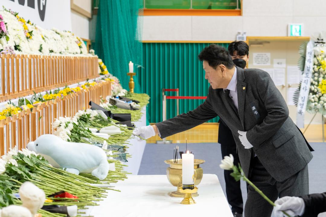 '제주항공 여객기 사고 희생자 합동분향소 방문' 게시글의 사진(8) 'R5_03342.jpg'
