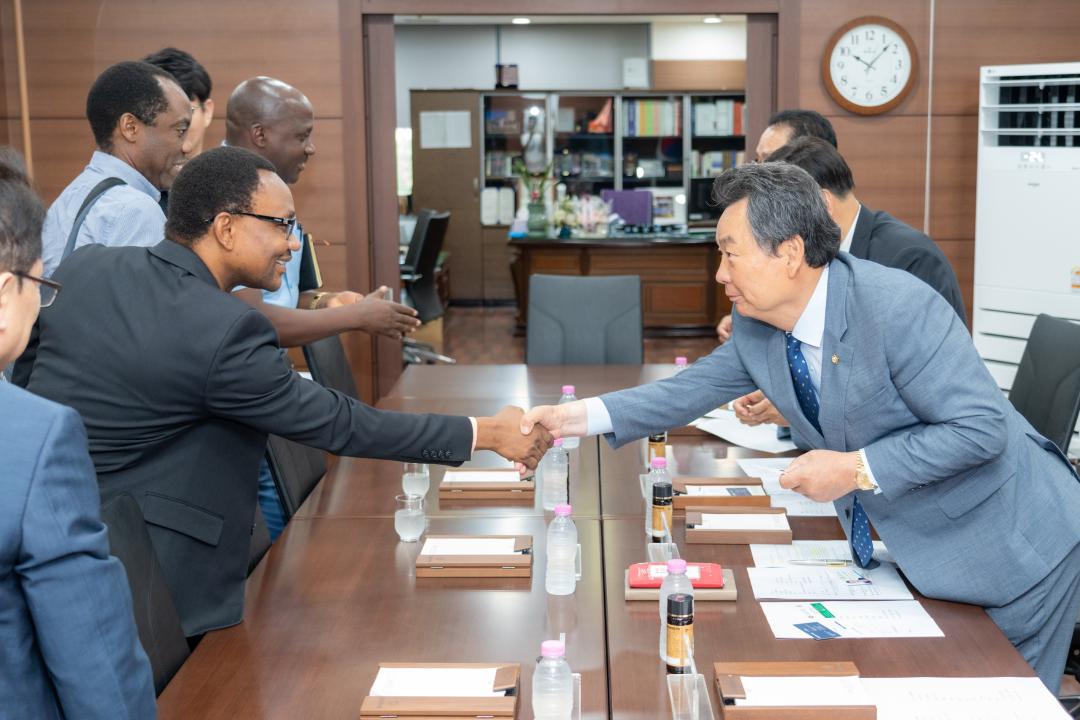 '부룬디 루몽게 주지사, 시장 강남구의회 방문' 게시글의 사진(1) '부룬디 방문단 내방 (1).jpg'