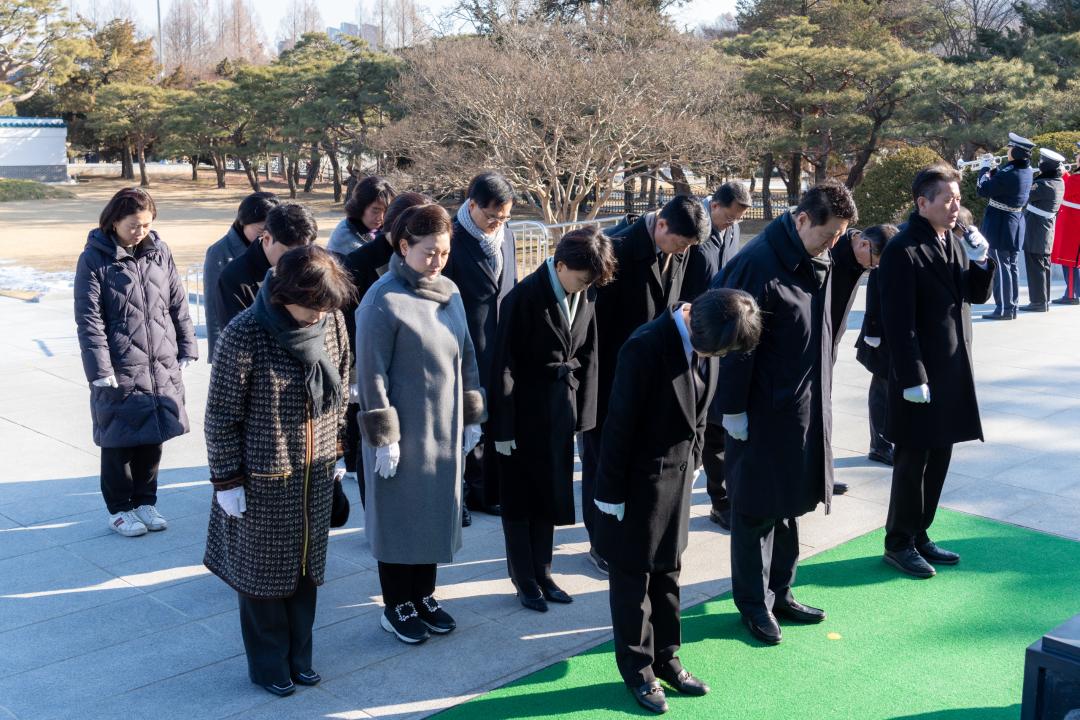 '2025 강남구의회 의원 국립현충원 참배' 게시글의 사진(6) '2025 강남구의회 의원 국립현충원 참배 (6).jpg'