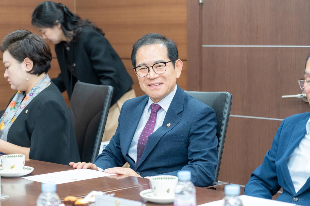 라오스 비엔티안 시사타낙구장 의회 내방 (7).jpg