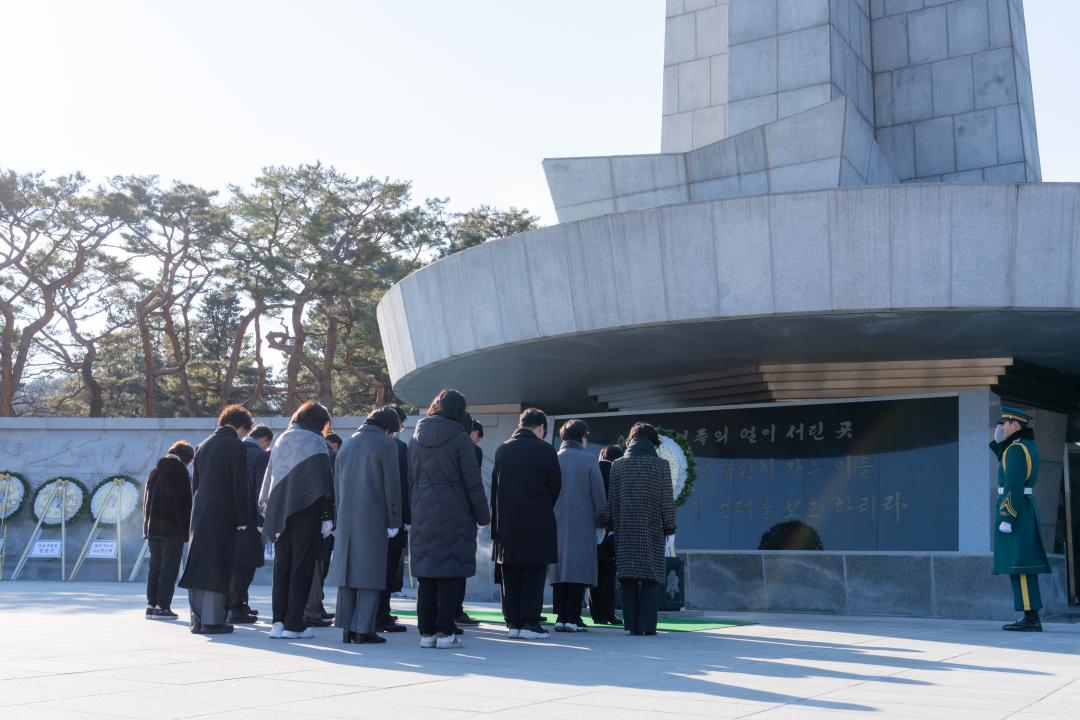 '2025 강남구의회 의원 국립현충원 참배' 게시글의 사진(7) '2025 강남구의회 의원 국립현충원 참배 (7).jpg'