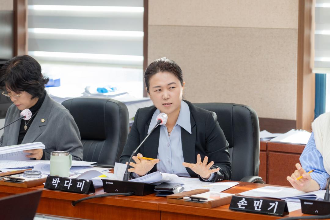 '제323회 제2차 정례회 경제도시위원회' 게시글의 사진(11) '제323회 정례회 경제도시위원회 (11).jpg'