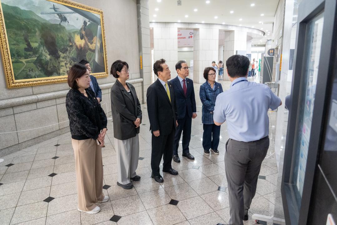 '현장방문 행정안전위원회(전쟁기념관)' 게시글의 사진(4) '현장방문 행정안전위원회(전쟁기념관) (6).jpg' '현장방문 행정안전위원회(전쟁기념관)' 게시글의 사진(4) '현장방문 행정안전위원회(전쟁기념관) (6).jpg'