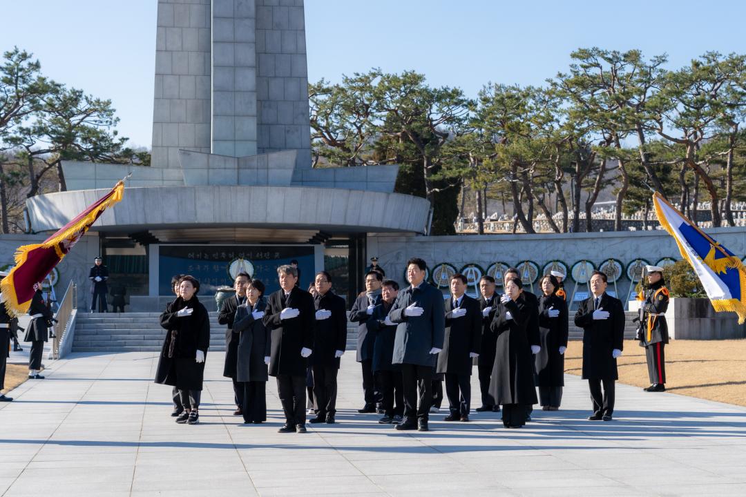 '2026 강남구의회 의원 국립현충원 참배' 게시글의 사진(10) '2026 강남구의회 의원 국립현충원 참배 (10).jpg'