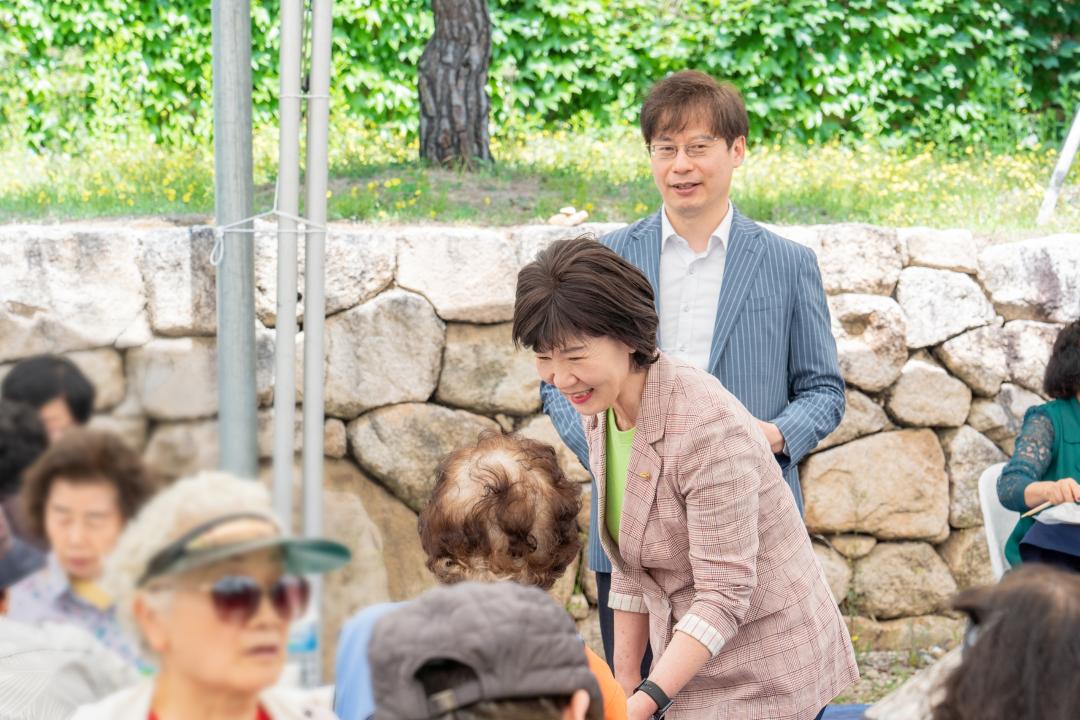 '어르신들을 위한 효잔치' 게시글의 사진(5) '0515 어르신들을 위한 효잔치 (39)-블러.jpg'