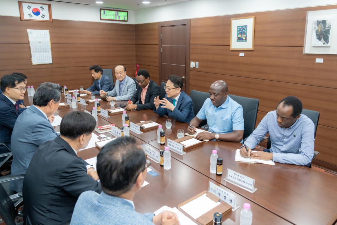 '부룬디 루몽게 주지사, 시장 강남구의회 방문' 게시글의 사진(2) '부룬디 방문단 내방 (2).jpg'