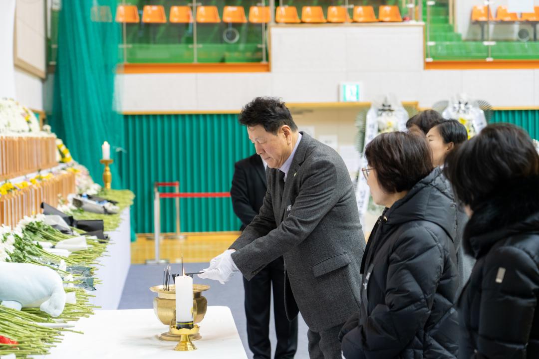 '제주항공 여객기 사고 희생자 합동분향소 방문' 게시글의 사진(12) 'R5_03365.jpg'