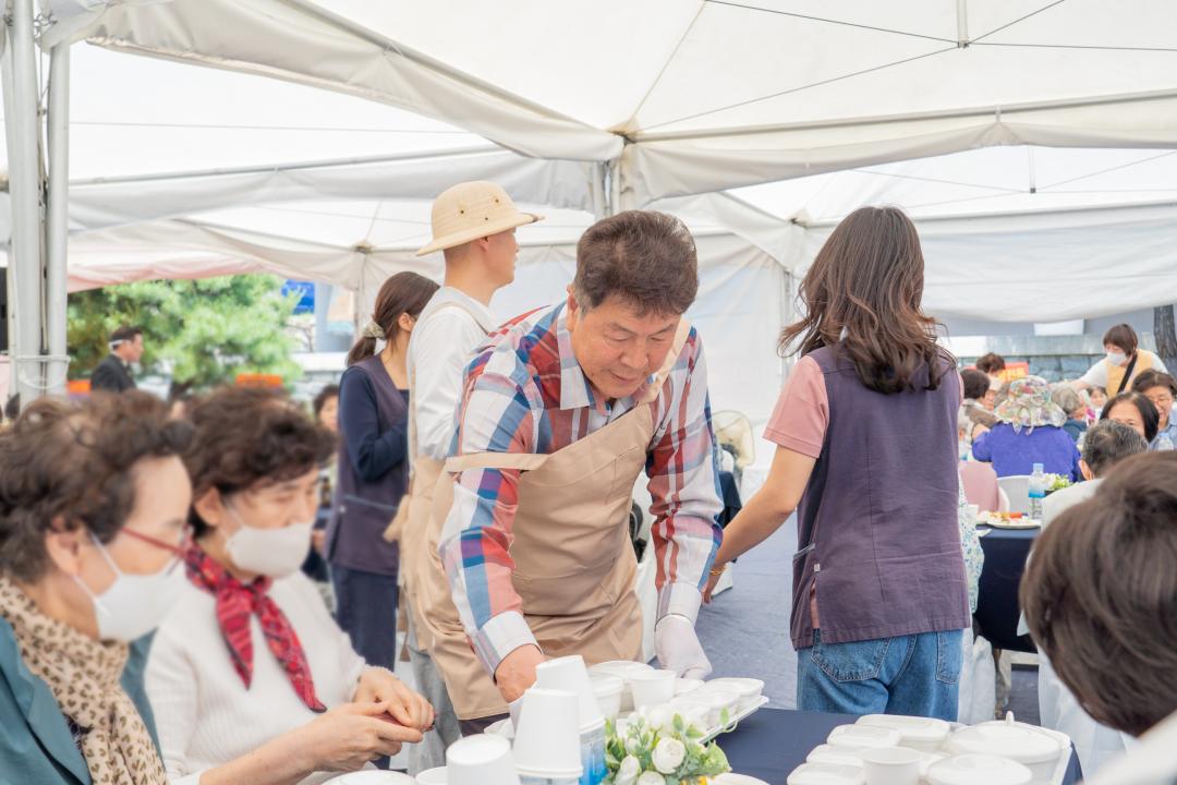'어르신들을 위한 효잔치' 게시글의 사진(3) '0515 어르신들을 위한 효잔치 (17)-블러.jpg'