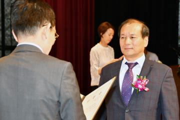 제8대 강남구의회의원 당선증 교부