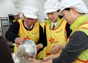 강남구의회 의원봉사단의 '사랑의빵나눔' 봉사