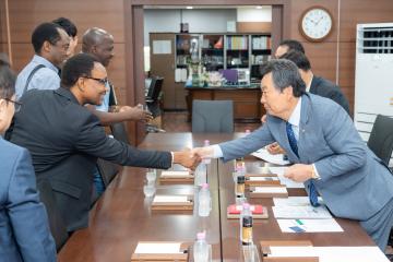 부룬디 루몽게 주지사, 시장 강남구의회 방문