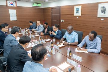 부룬디 루몽게 주지사, 시장 강남구의회 방문