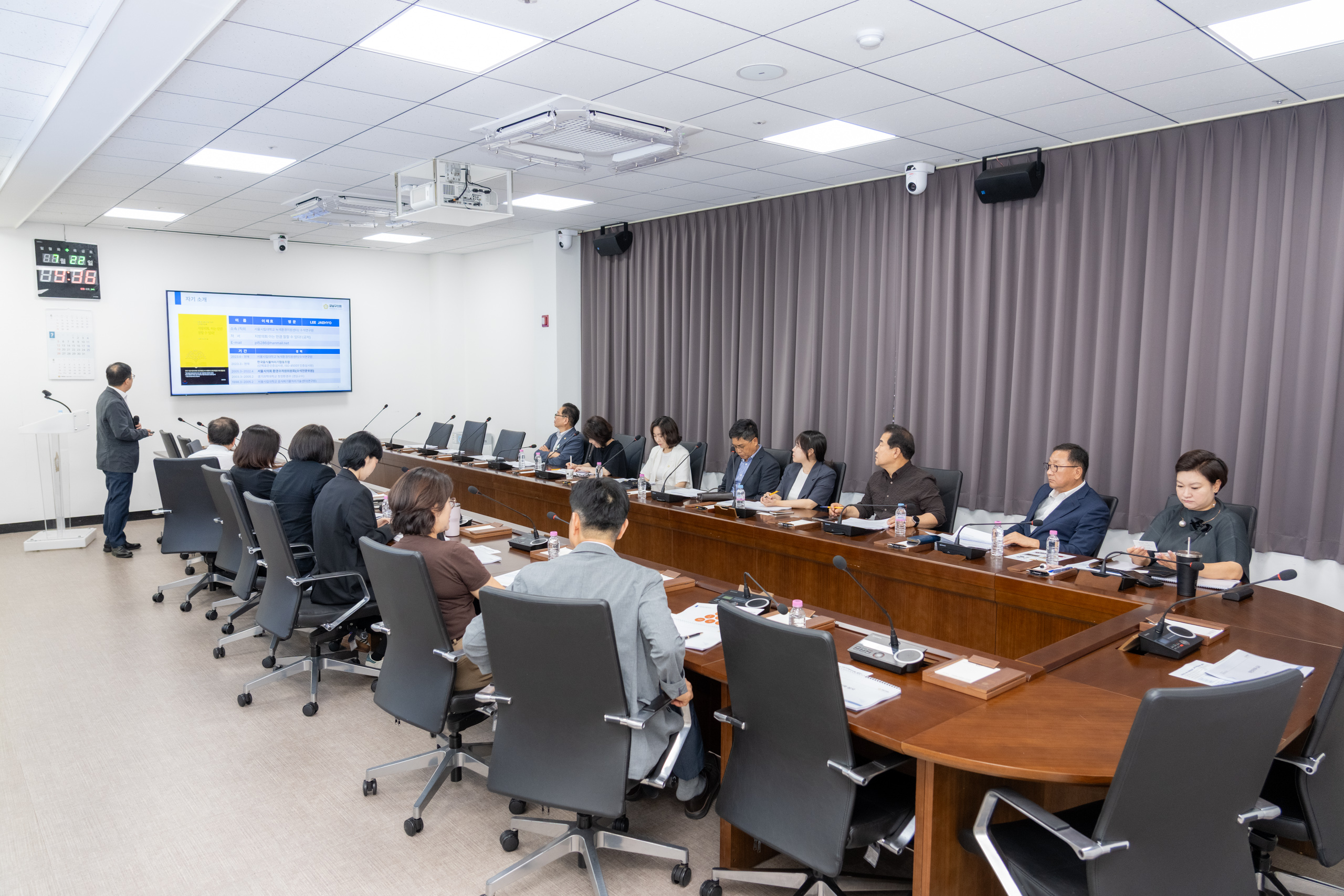 22일 &lsquo;2026년 의원 의정역량강화 교육&rsquo;을 듣고 있는 강남구의회 의원들