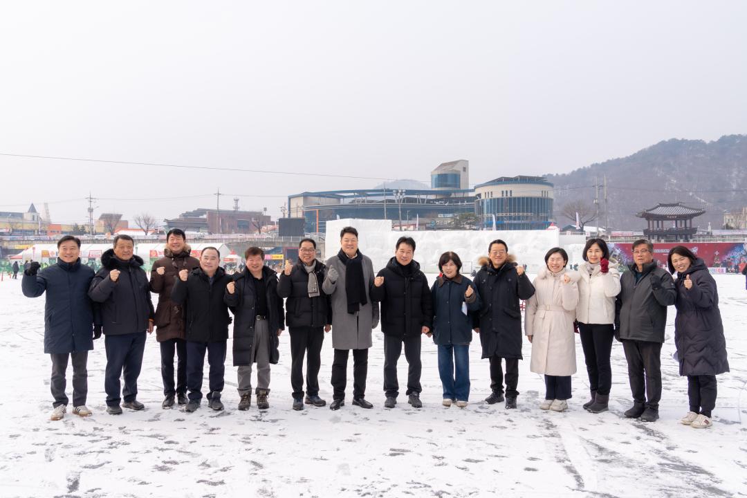 산천어축제 현장에서 강남구의회 의원들이 화천군의회 의원들과 기념촬영을 하고 있다.