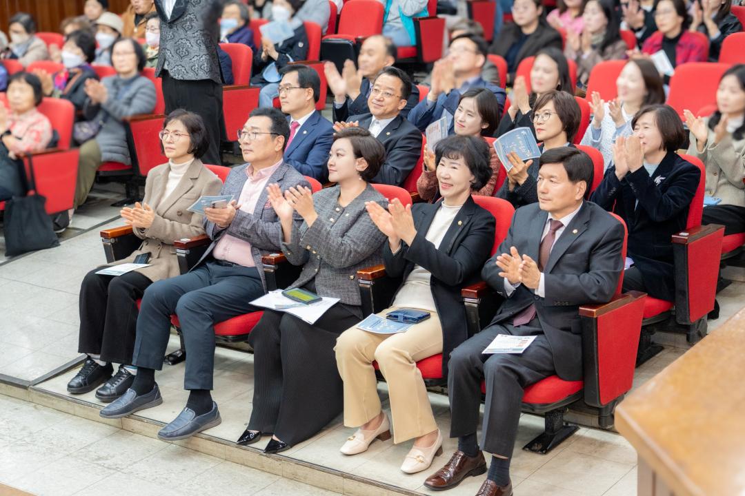 마음건강콘서트에 참석한 강남구의회 복지문화위원회 위원들(좌측에서 3번째 김현정 복지문화위원장)