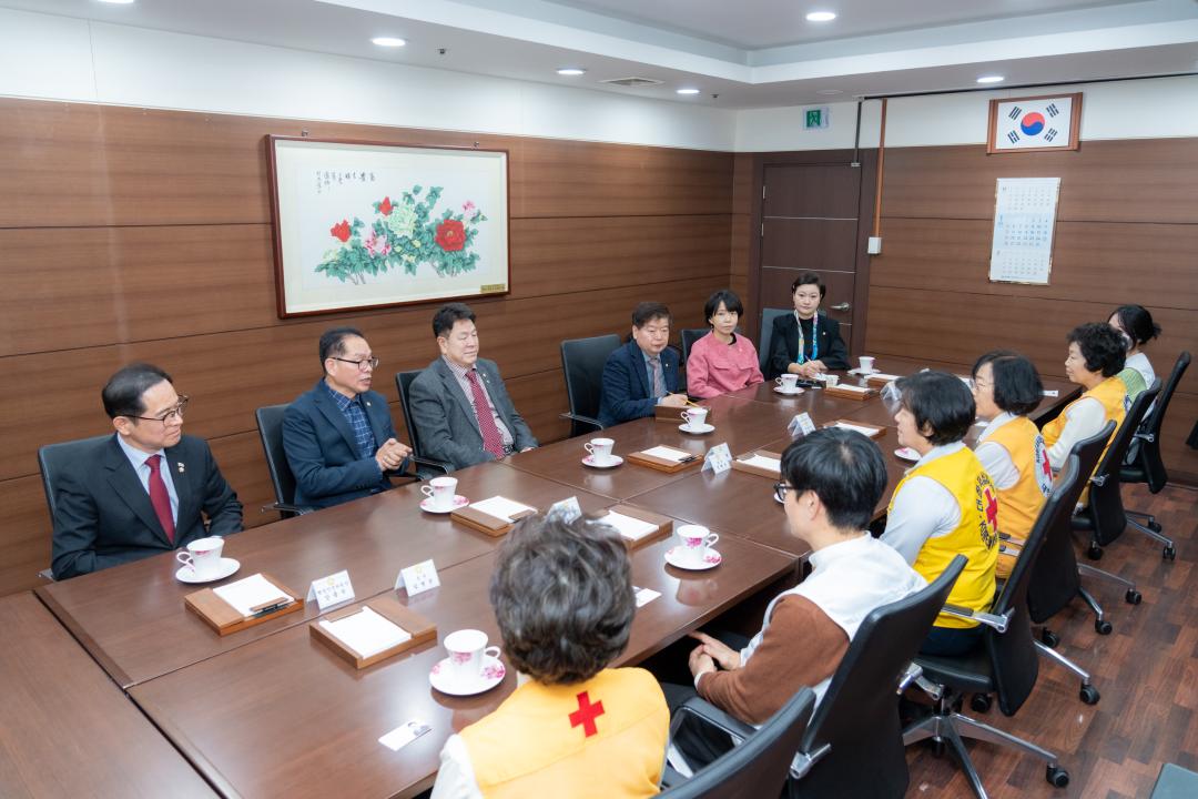 강남구의회 의원들과 대한적십자사 강남지사 관계자들이 이야기를 나누고 있다.