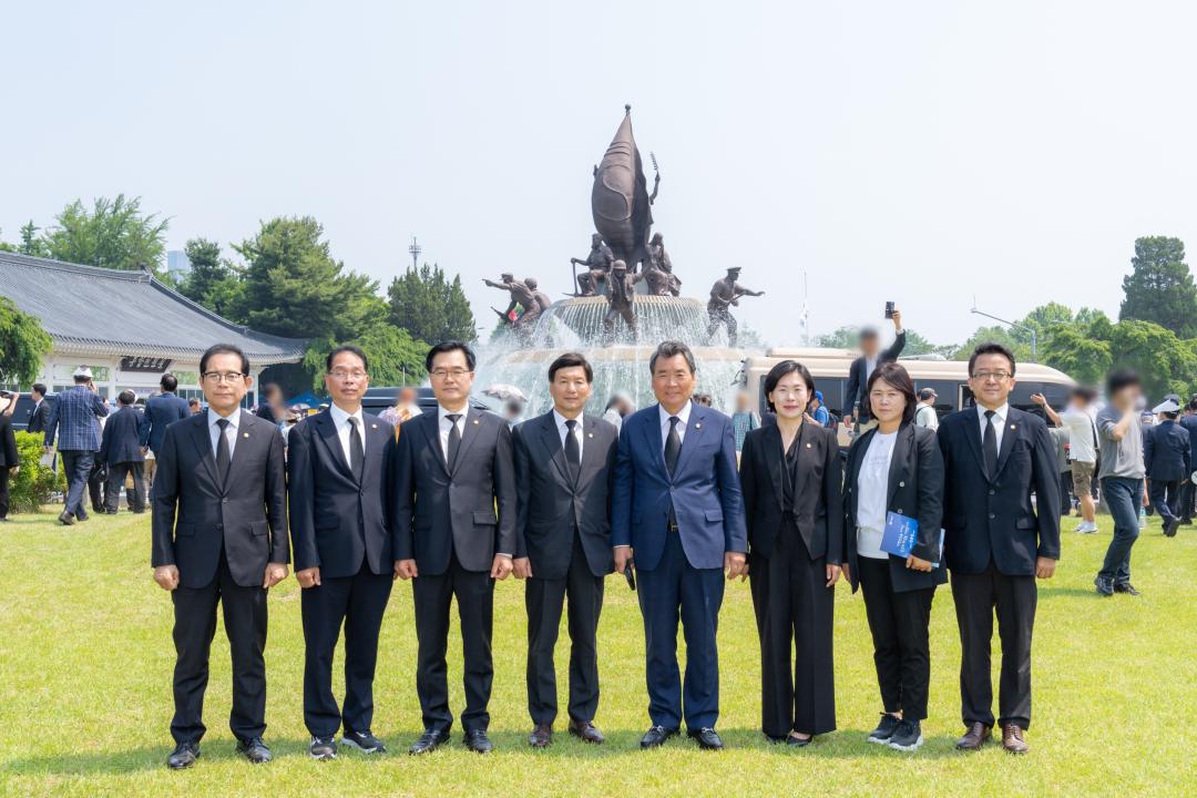 기념식 행사에 참석한 강남구의회 의원들(우측에서 4번째 김형대 의장, 우측에서 5번째 전인수 부의장, 6번째 한윤수 운영위원장, 7번째 복진경 행정재경위원장,)