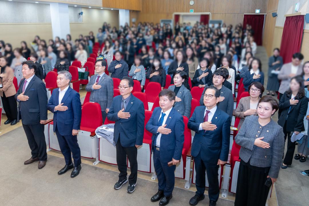행사에 참석한 강남구의회 의원들(첫 번째 줄 좌측에서 1번째 이호귀 의장, 3번째 복진경 부의장, 우측에서 3번째 이동호 운영위원장, 2번째 강을석 행정안전위원장, 1번째 김현정 복지문화위원장) 