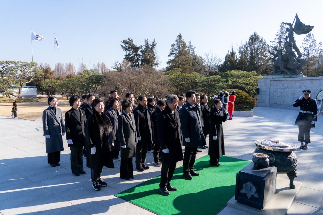 7일 강남구의회 의원들이 국립현충원 현충탑에서 참배를 하고 있다.