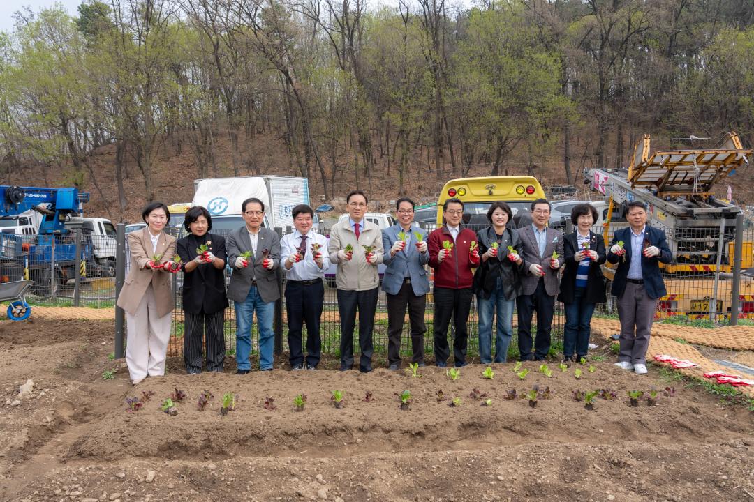 &lsquo;수서동 힐링텃밭 개장식&rsquo; 행사에 참석한 강남구의회 의원들
(좌측에서 6번째 복진경 부의장,
4번째 이동호 운영위원장, 
3번째 강을석 행정안전위원장)