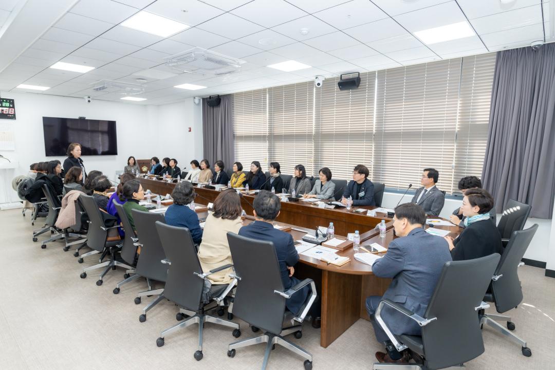 강남구의회 복지문화위원회 위원들이 관내 구립어린이집 연합회 회원들의 의견을 청취하고 있다.