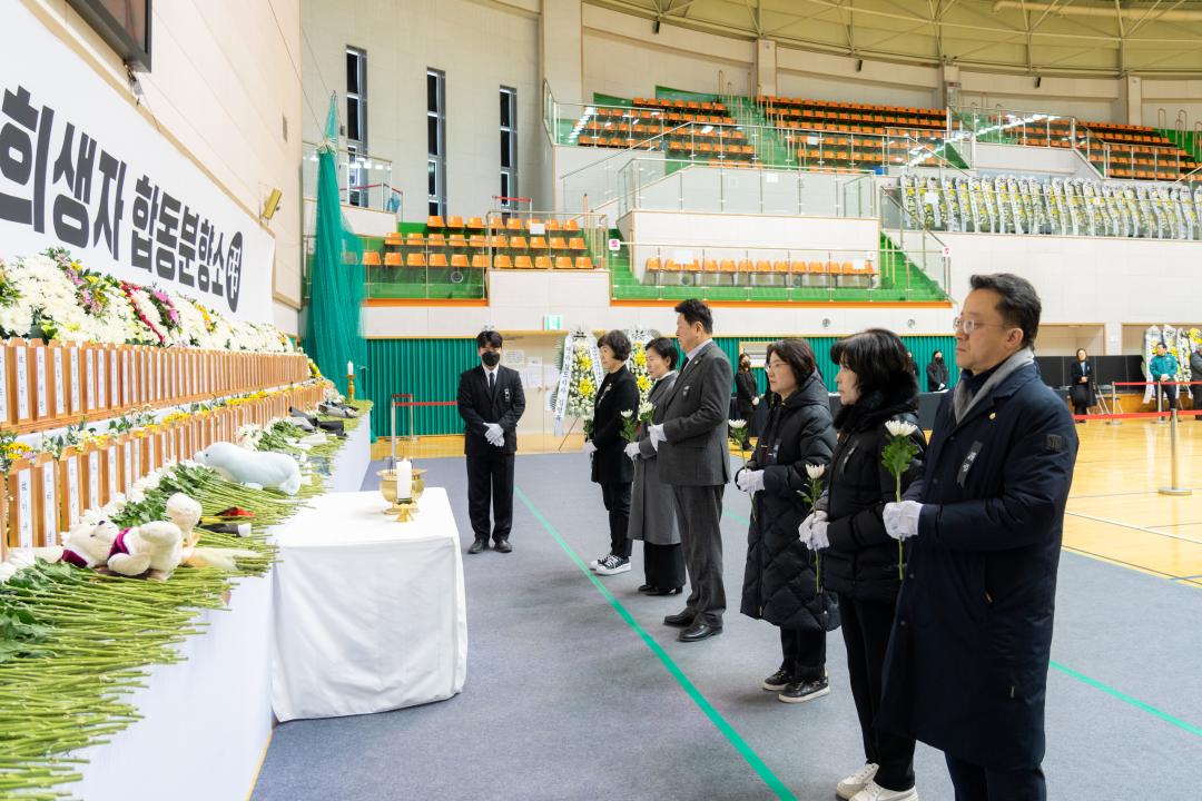 무안스포츠파크에 마련된 제주항공 여객기 사고 희생자 합동분향소에서 조문하는 강남구의회 의원들