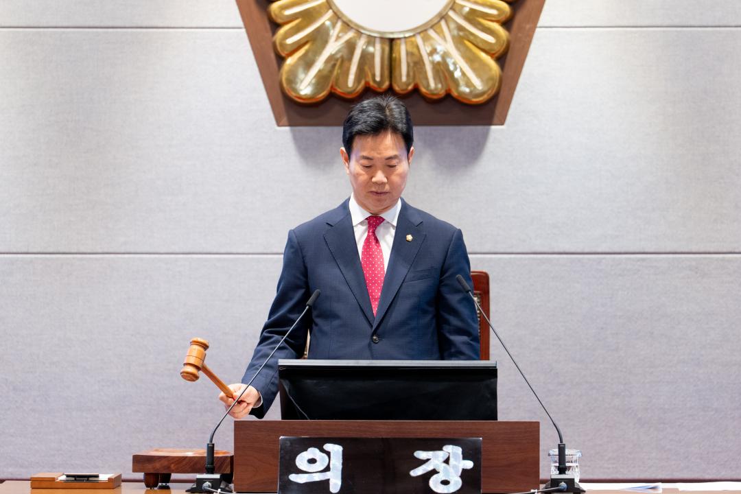 회의를 진행 중인 이재진 의장