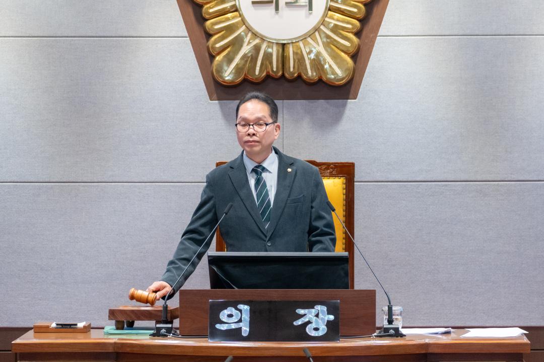 회의를 진행 중인 복진경 부의장  