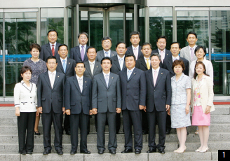 개원식 후 본관 앞 기념 촬영(2006. 7. 13.) 사진